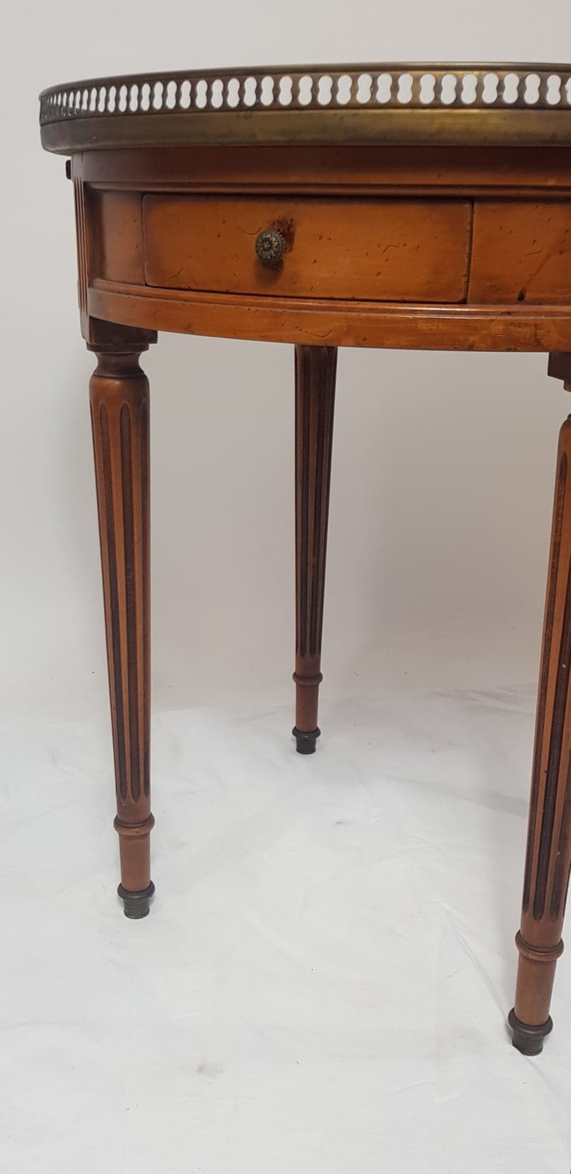 Tabel hot water bottle pedestal table Louis XVI style