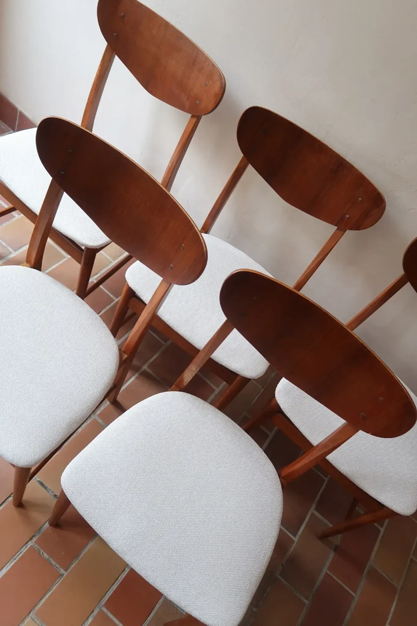 Set of 5 Scandinavian teak chairs from the 1960s, with curved backrest.