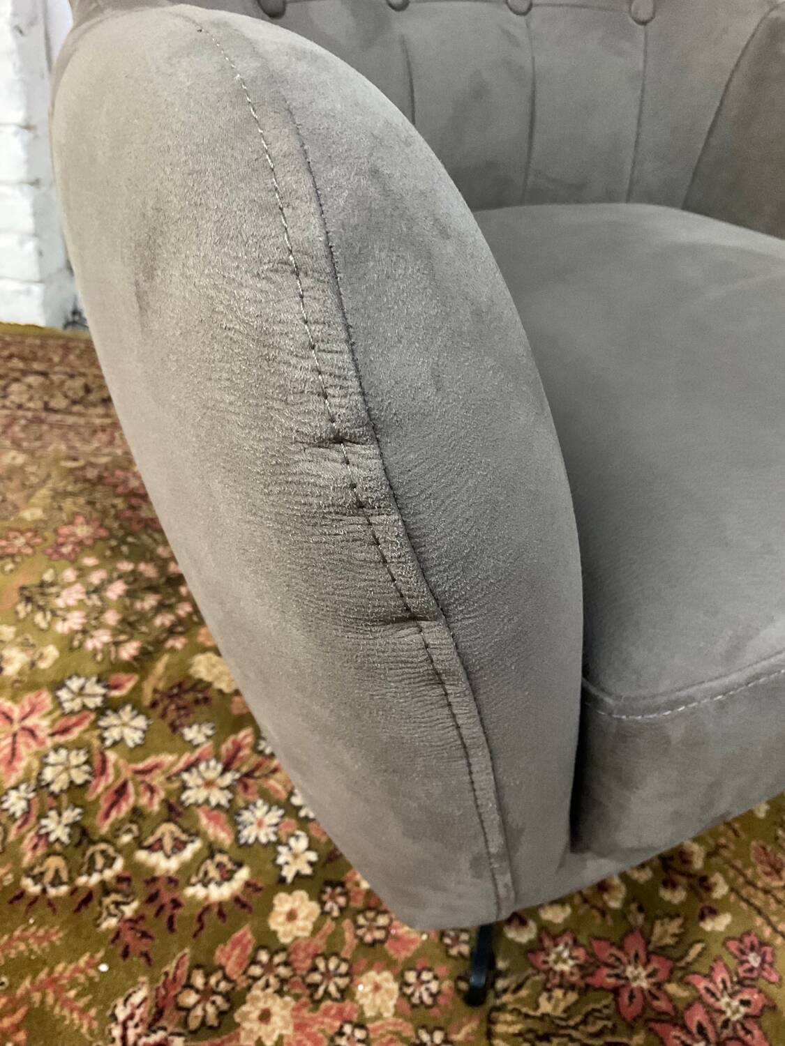 Swivel armchair in velvet fabric and metal