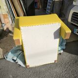 Paire de fauteuils en cuir jaune soleil