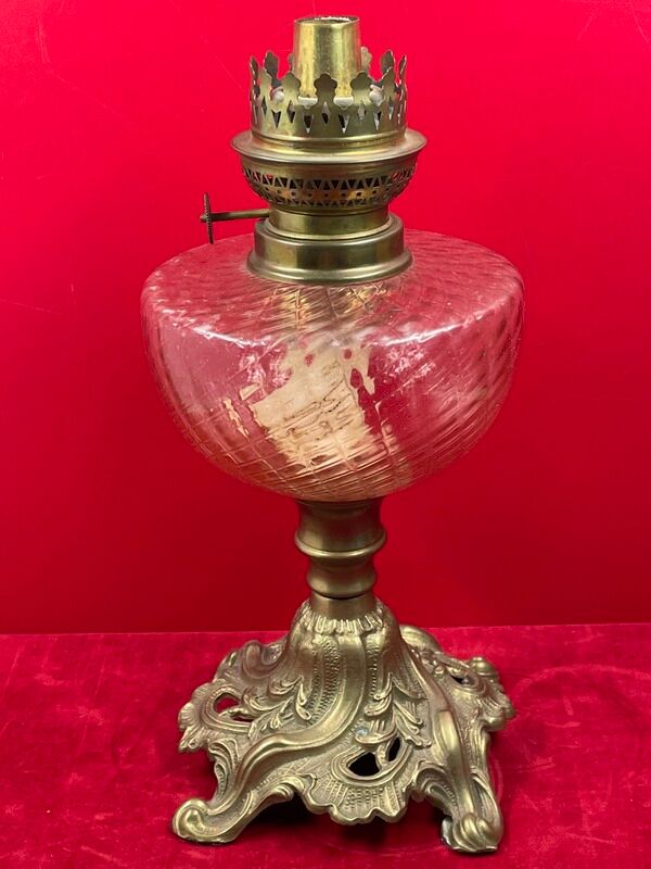 Lampe à pétrole réservoir verre cathédrale pied bronze louis xv rocaille 54 cm