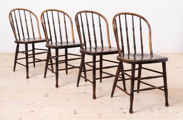 Ensemble de 4 chaises de salle à manger de style campagnard, dossier à barreaux, début du 20e siècle