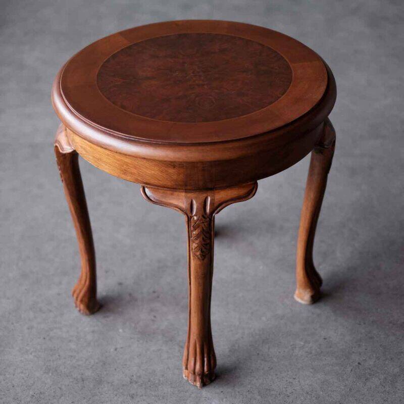 Table d’appoint ronde vintage en bois massif sculpté, style classique franç