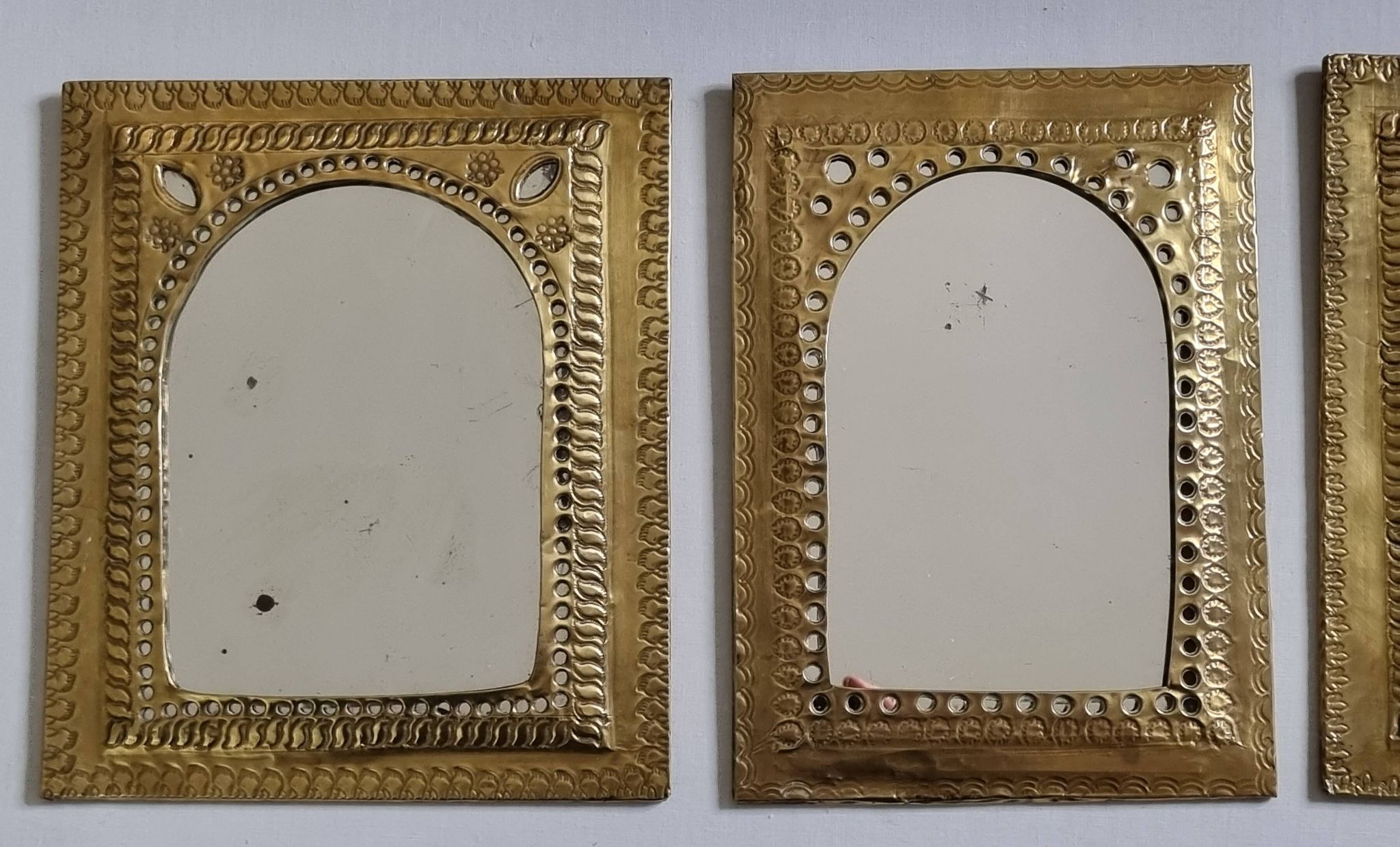 Ensemble de 3 miroirs en laiton repoussé, artisanat marocain, 20 x 25 cm