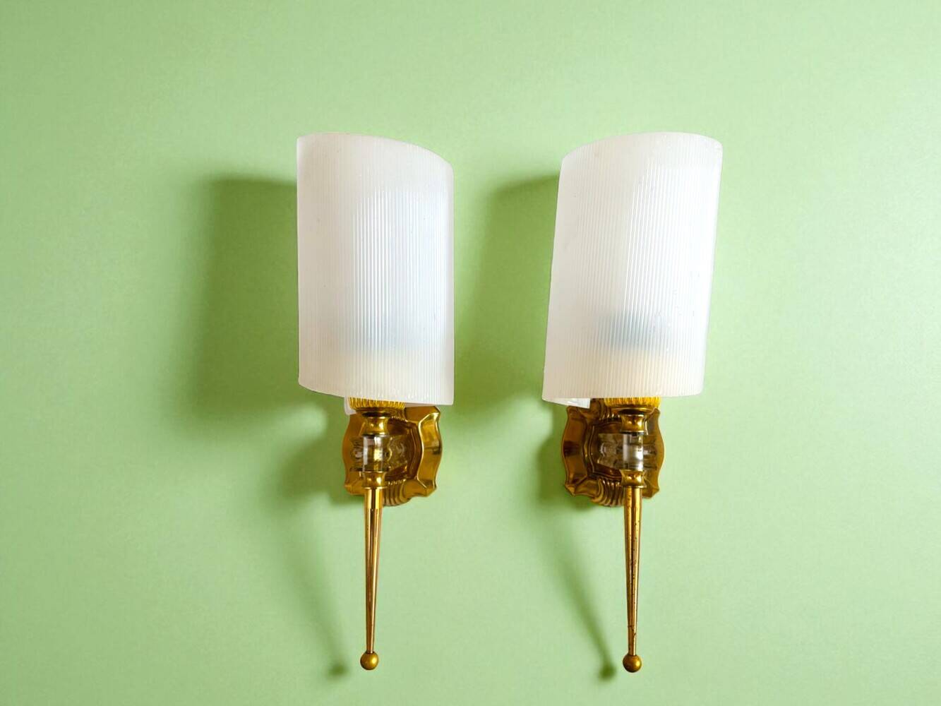 Paire d'appliques en laiton et acrylique, France 1960