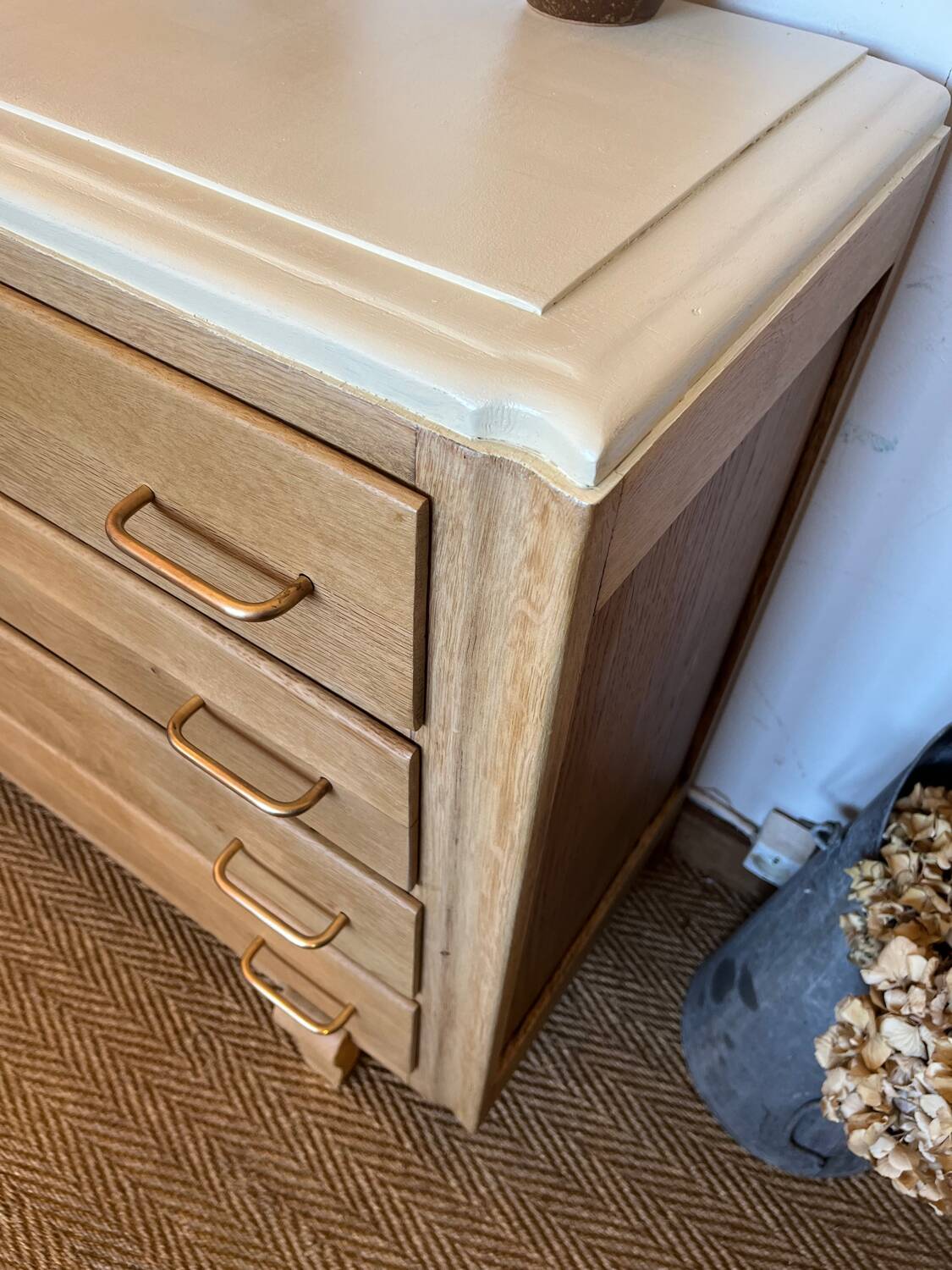 Vintage chest of drawers in wood and golden brass handles