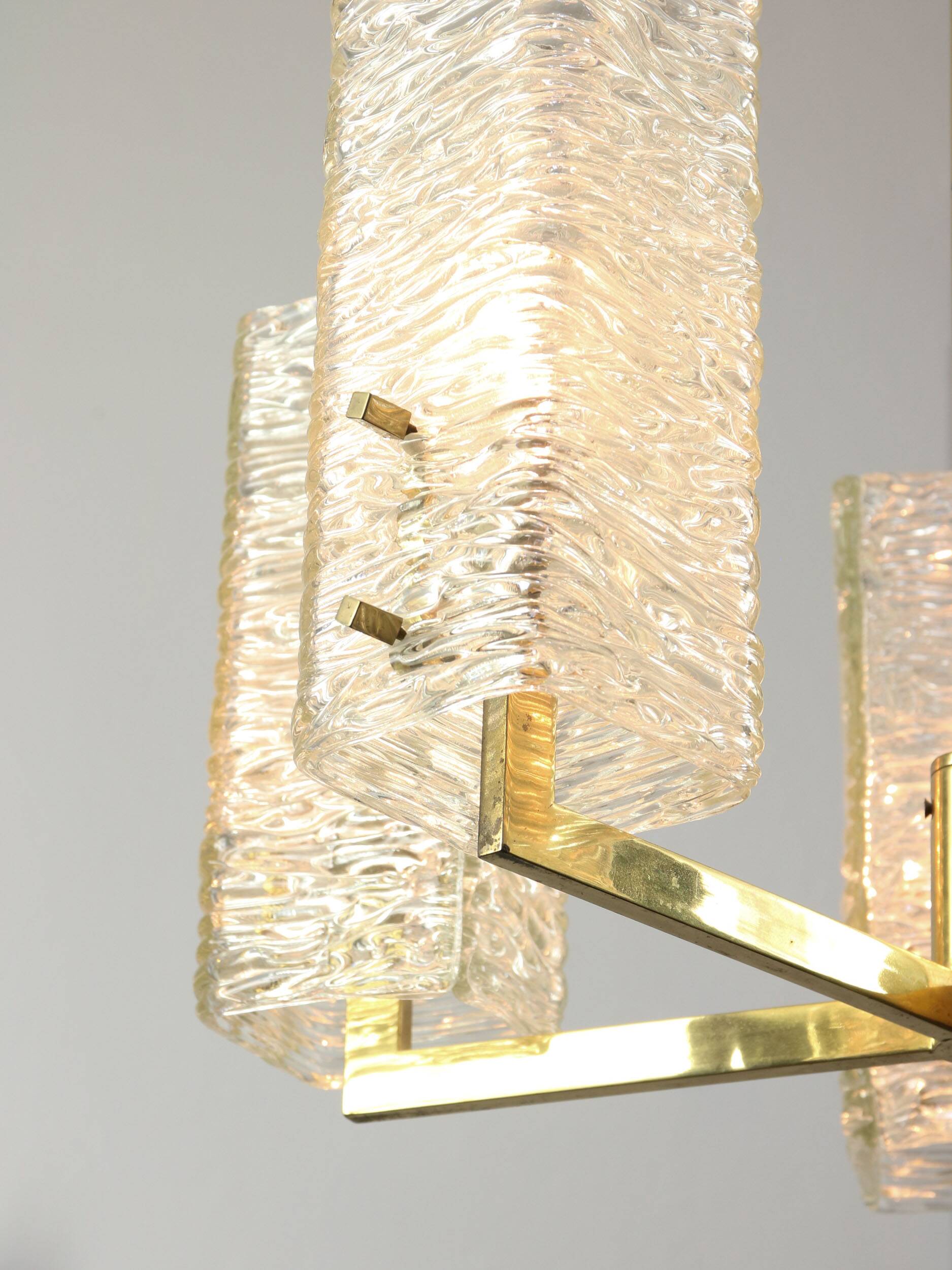 Lustre vintage par JT Kalmar / Vienne années 1960 / Blocs de verre dépoli et base en laiton du milieu du siècle