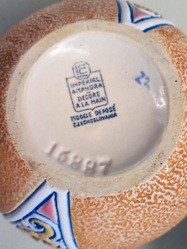 Pot amphore en porcelaine et son couvercle