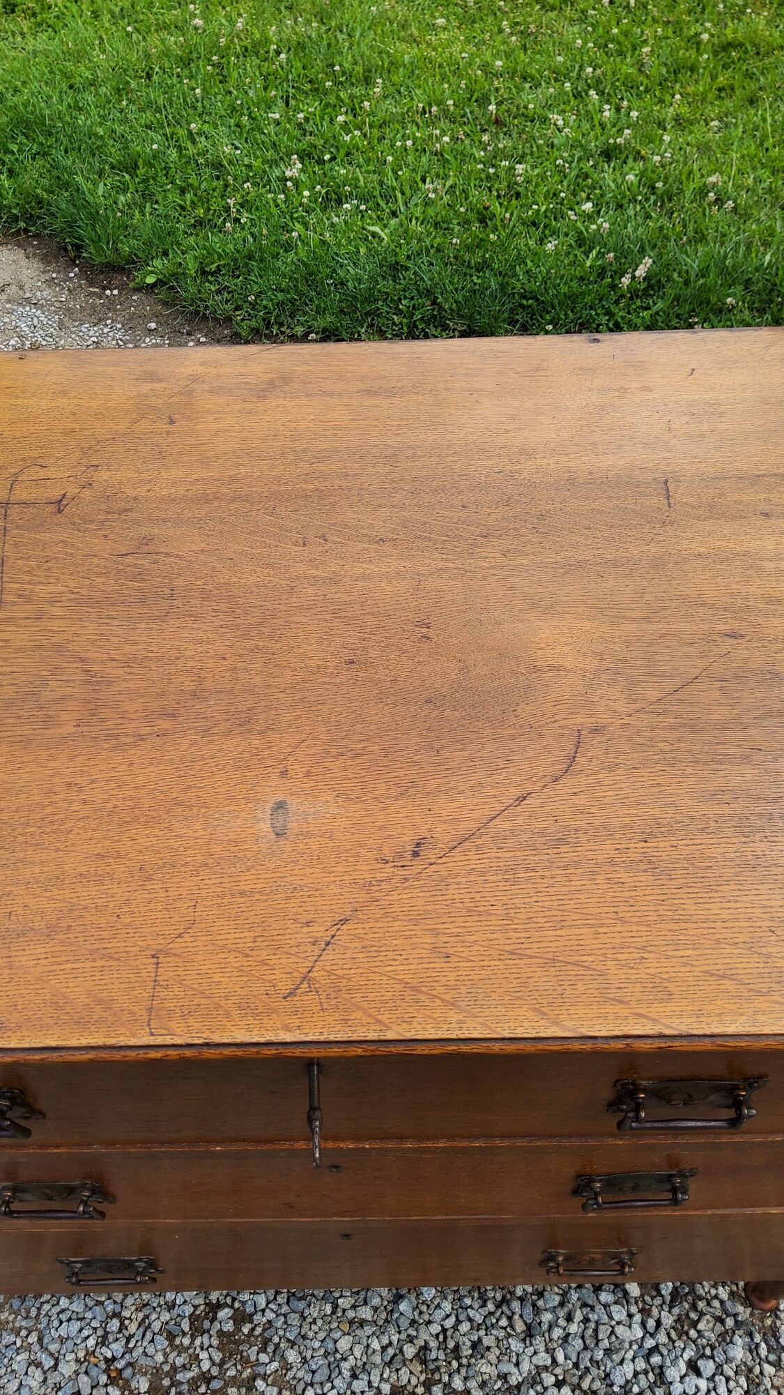 Commode des années 50 en chêne massif 3 tiroirs  pieds coniques