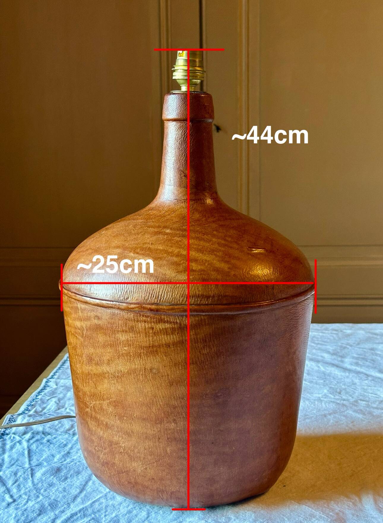 Give me a leather Jeanne. A unique vintage lamp, combining history and elegance.