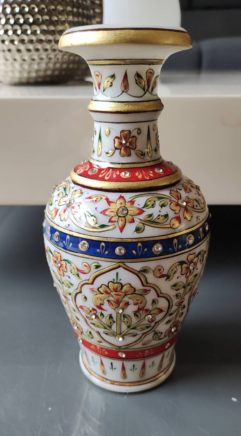 Hindu marble vase with floral decoration and gold leaf, in a box. Height 20 cm.