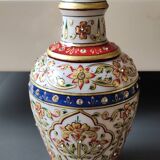 Hindu marble vase with floral decoration and gold leaf, in a box. Height 20 cm.