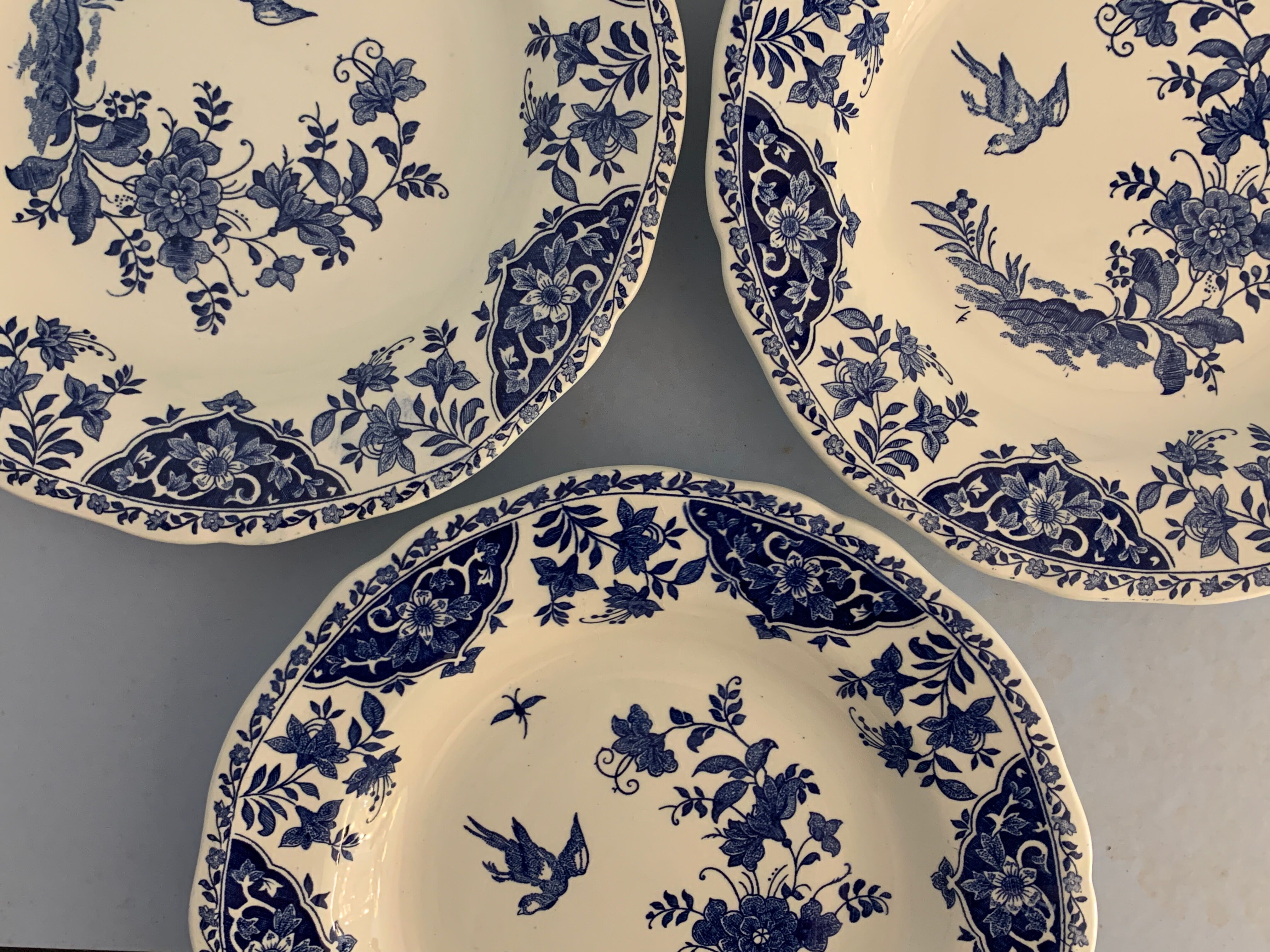 9 assiettes creuses en faïence bleue et blanche de Gien, 1960