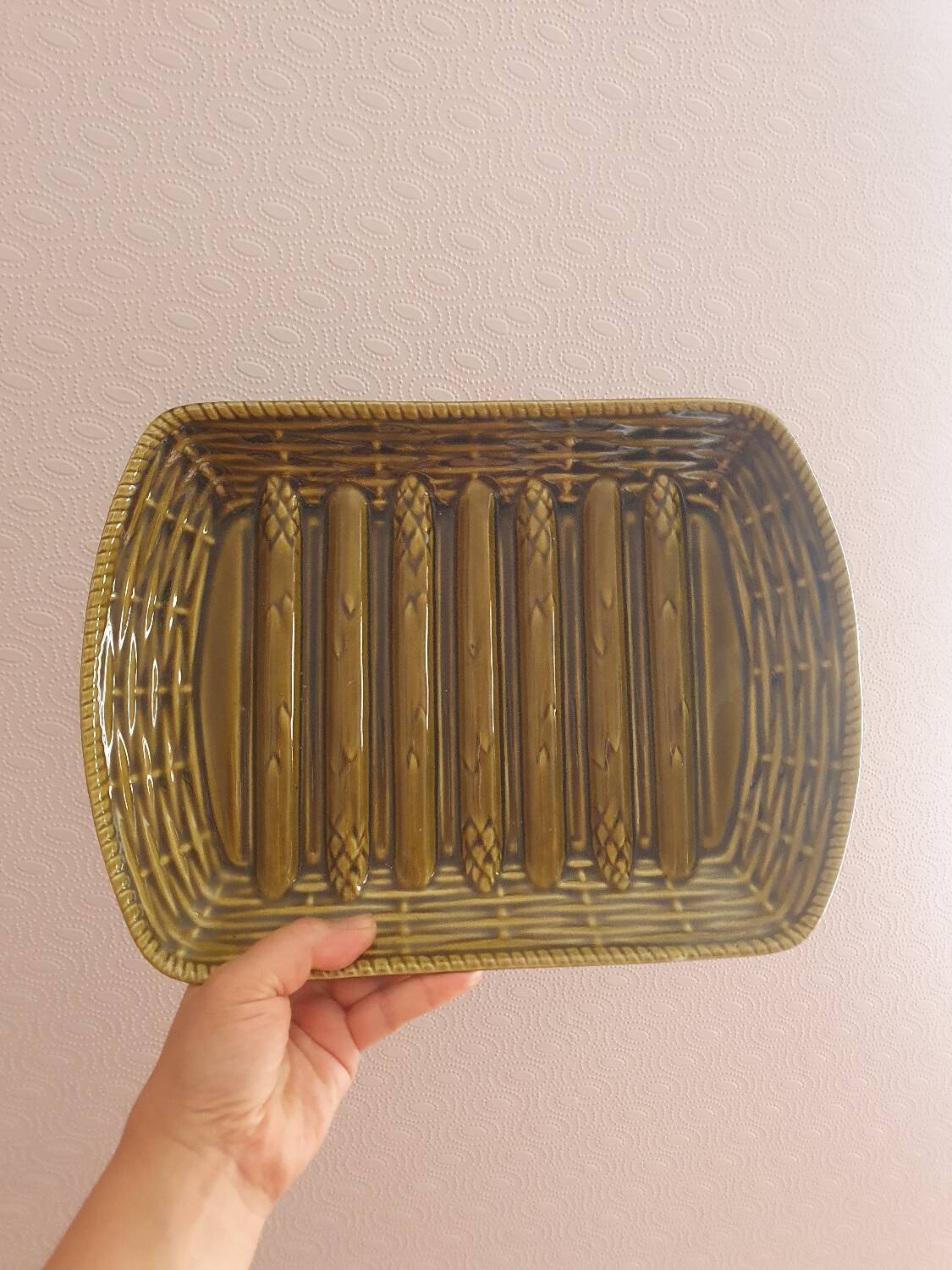 Khaki asparagus dish in vintage Sarregemines France slip