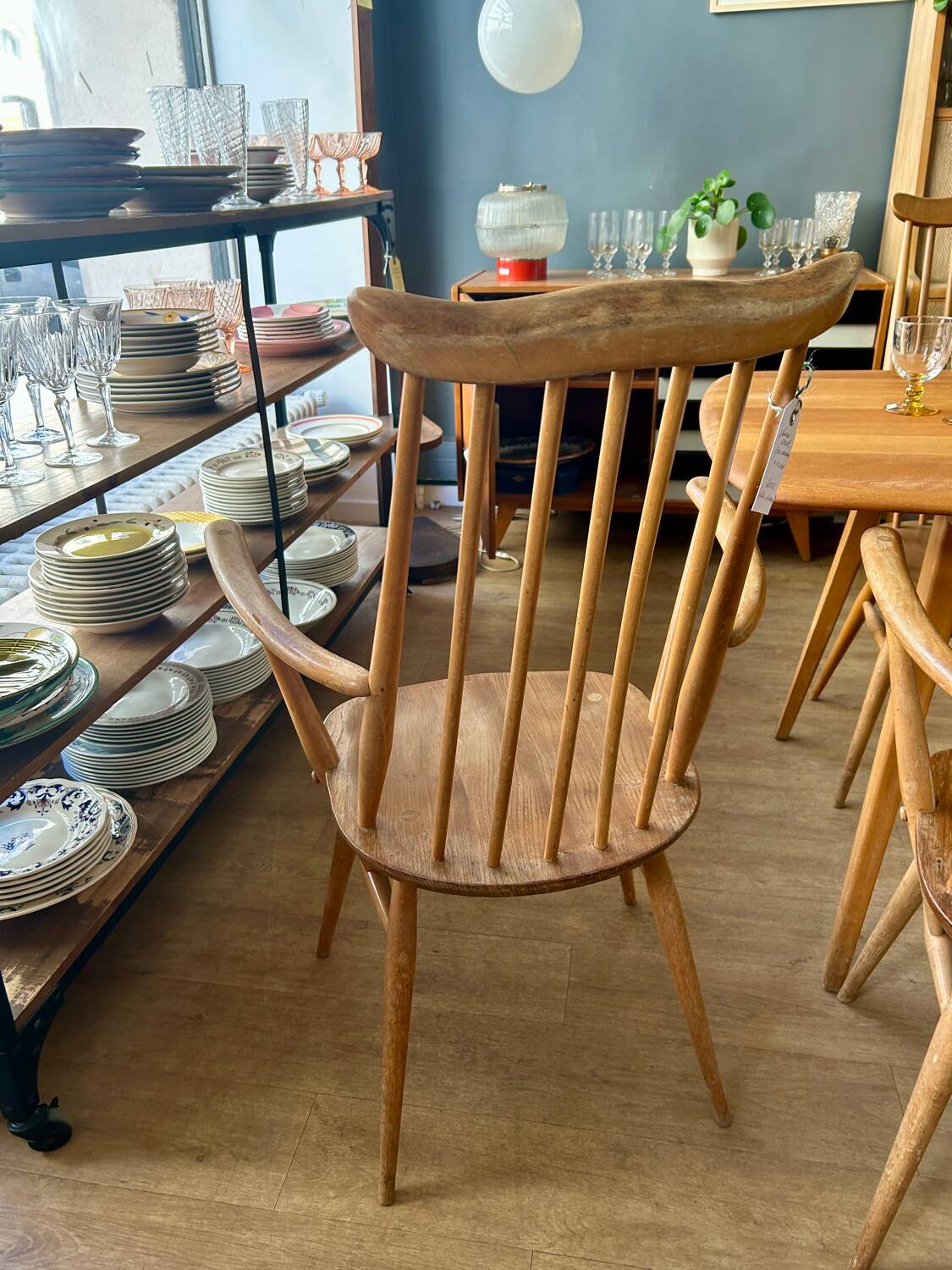 Set of 2 Windsor chairs with armrests.