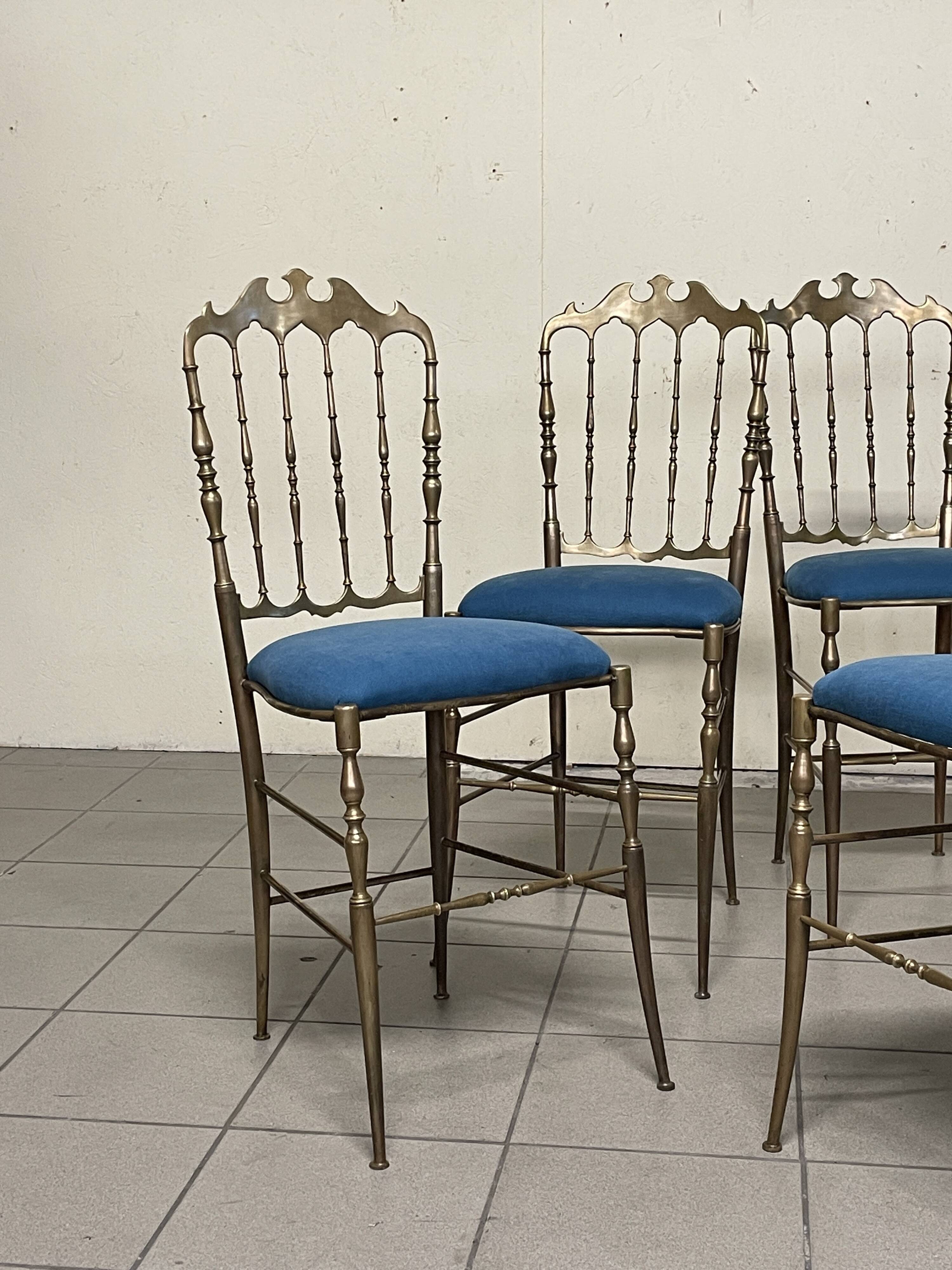 Ensemble de 6 chaises Chiavarine des années 1950 en laiton et tissu.