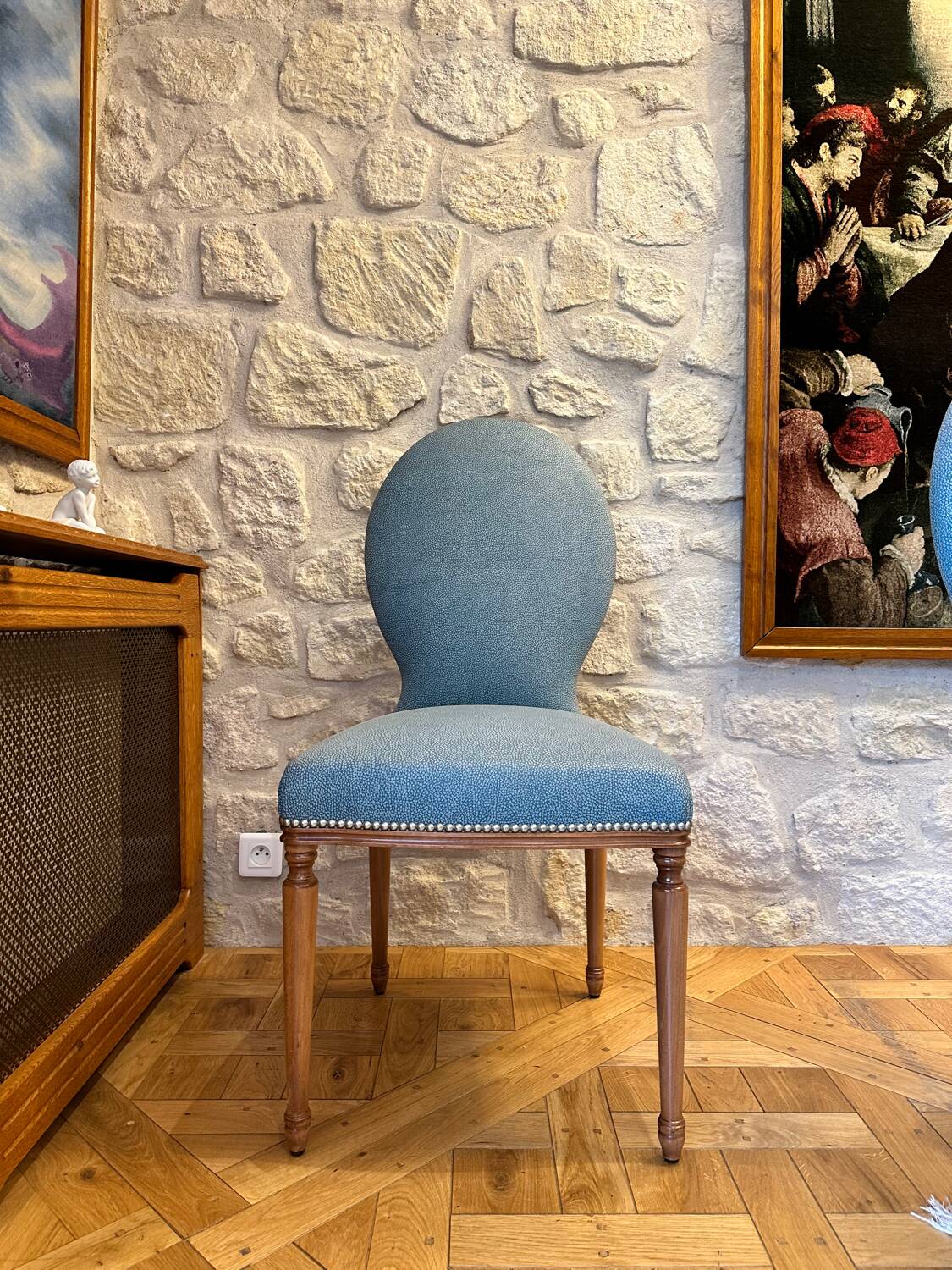 Table ghibli en verre avec 8 chaises parisiennes pieds sabrés roche bobois