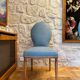Table ghibli en verre avec 8 chaises parisiennes pieds sabrés roche bobois