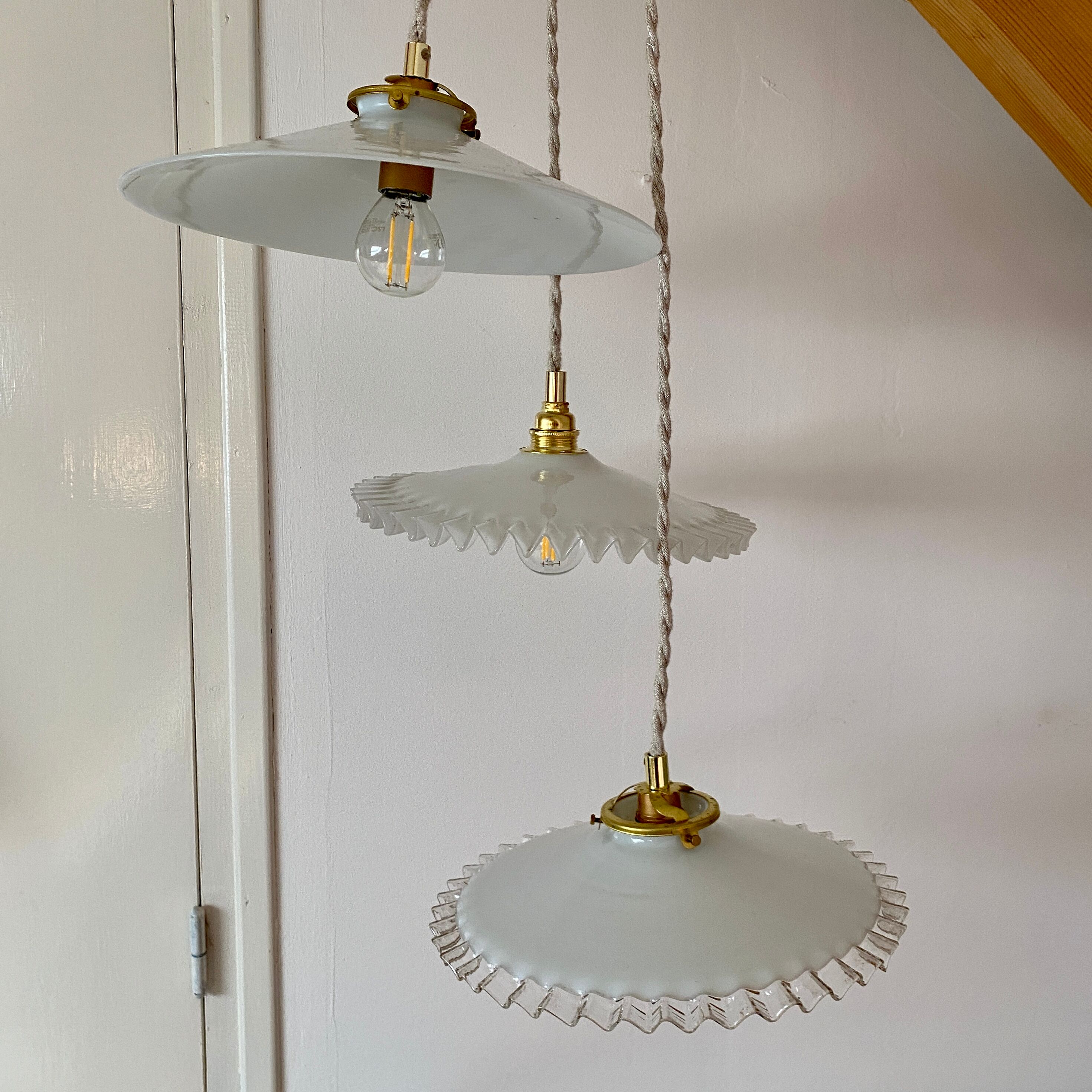 Suspension cascade three lights vintage lampshade in white opaline