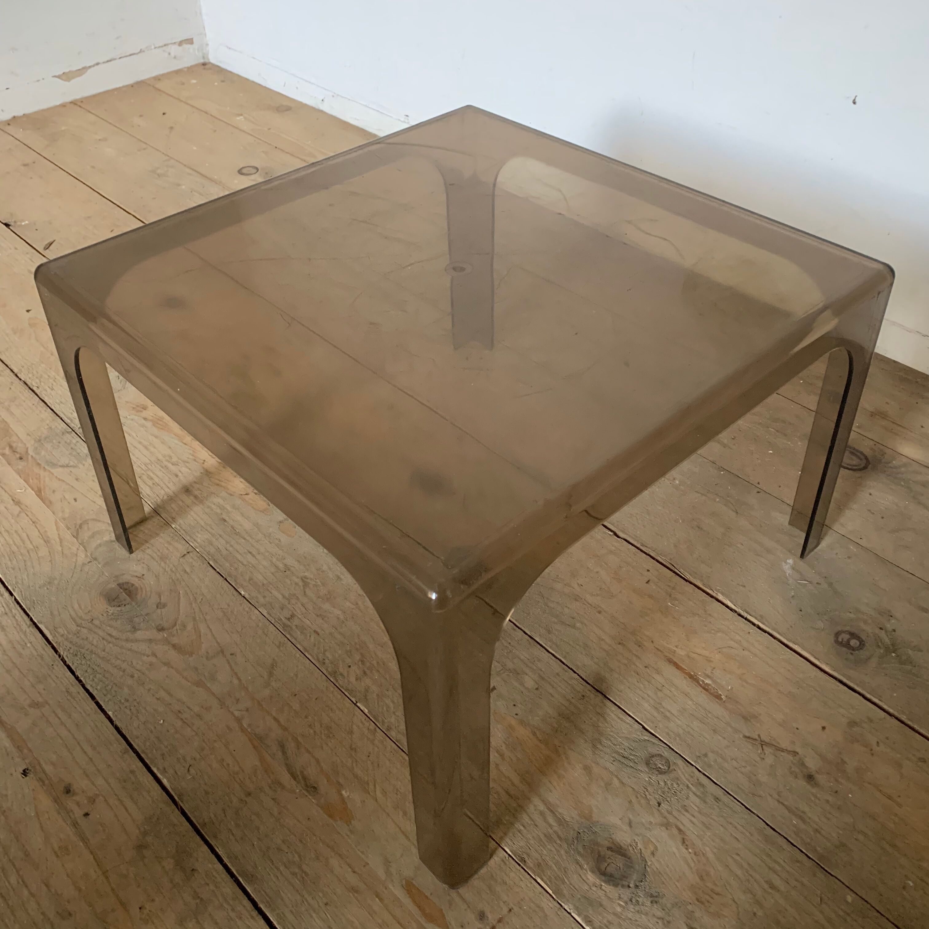 Table plexiglass fumé vintage