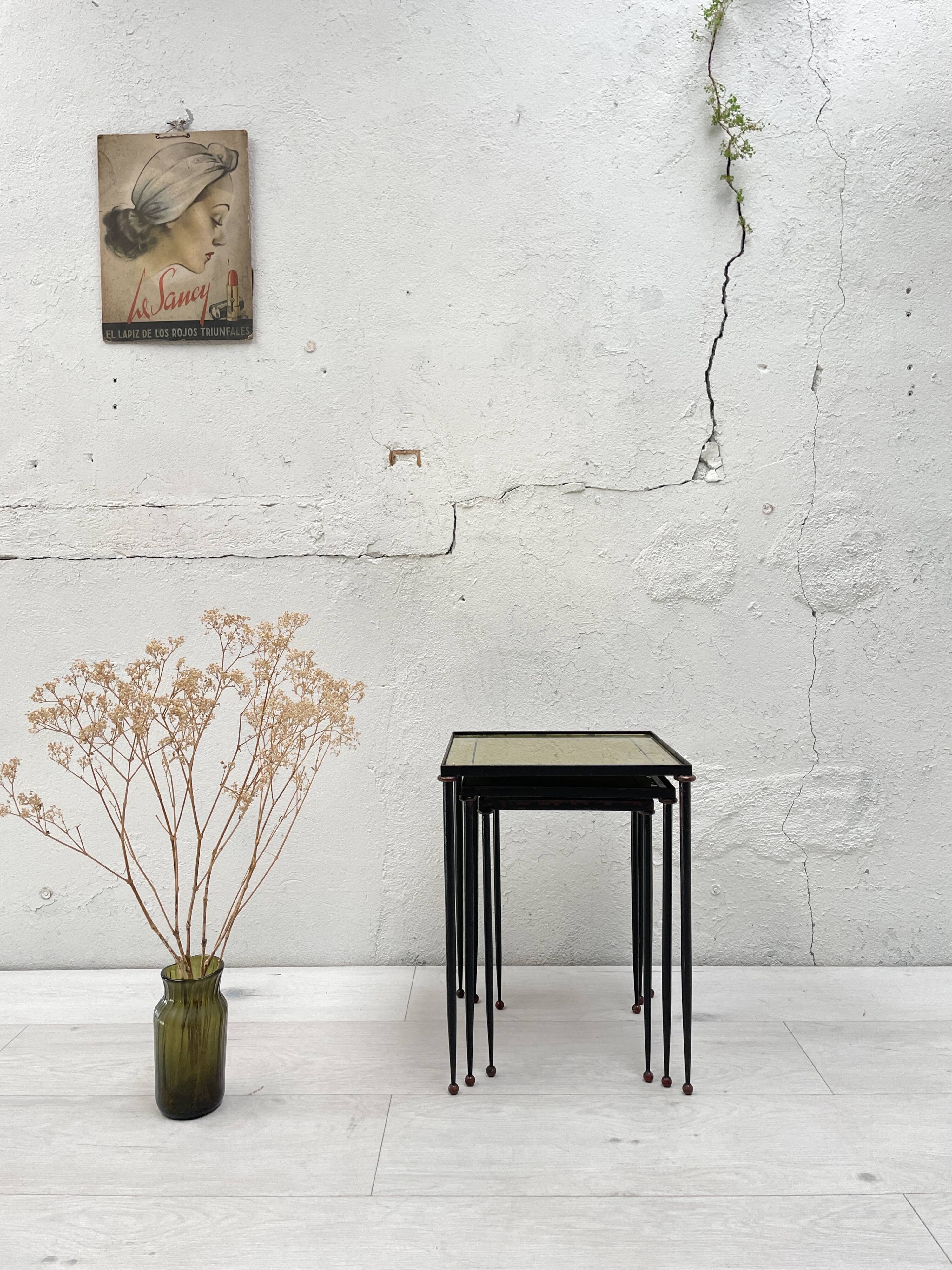 Suite de tables gigognes en métal et verre.