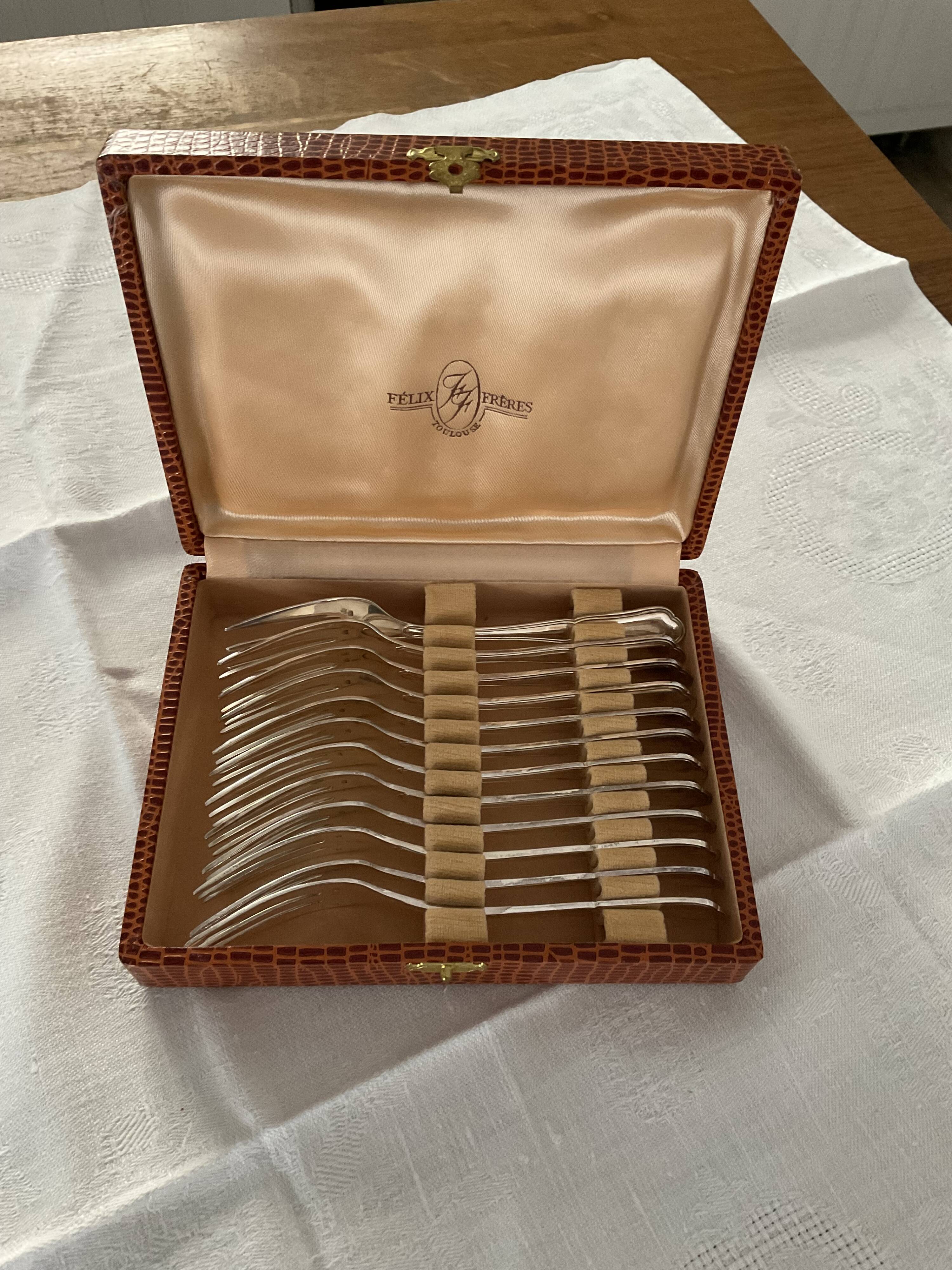 Box of 12 dessert forks. Felix Brothers