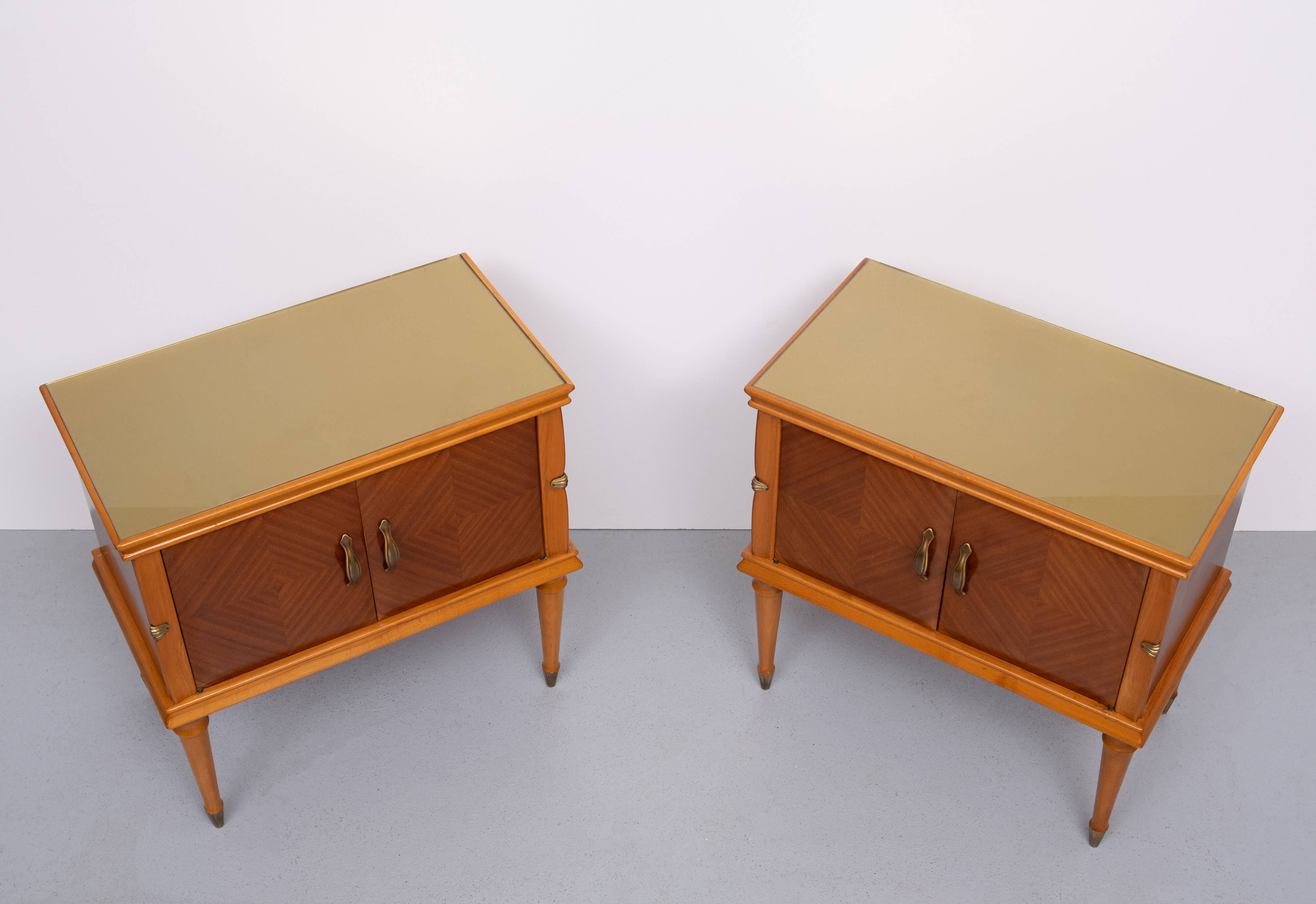 paire de tables de chevet italiennes en noyer des années 1950
