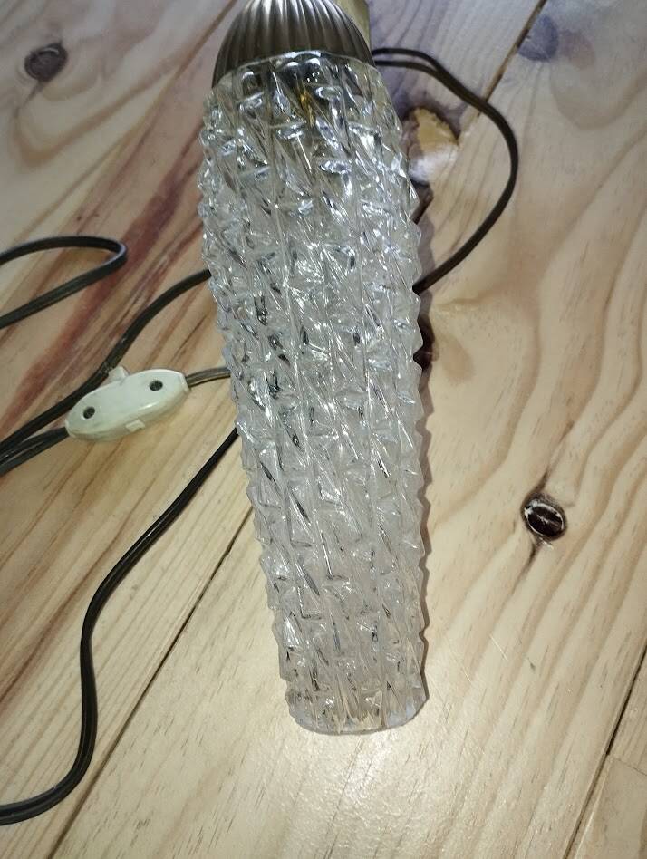 Vintage wall light in brass and textured glass – 60s/70s style