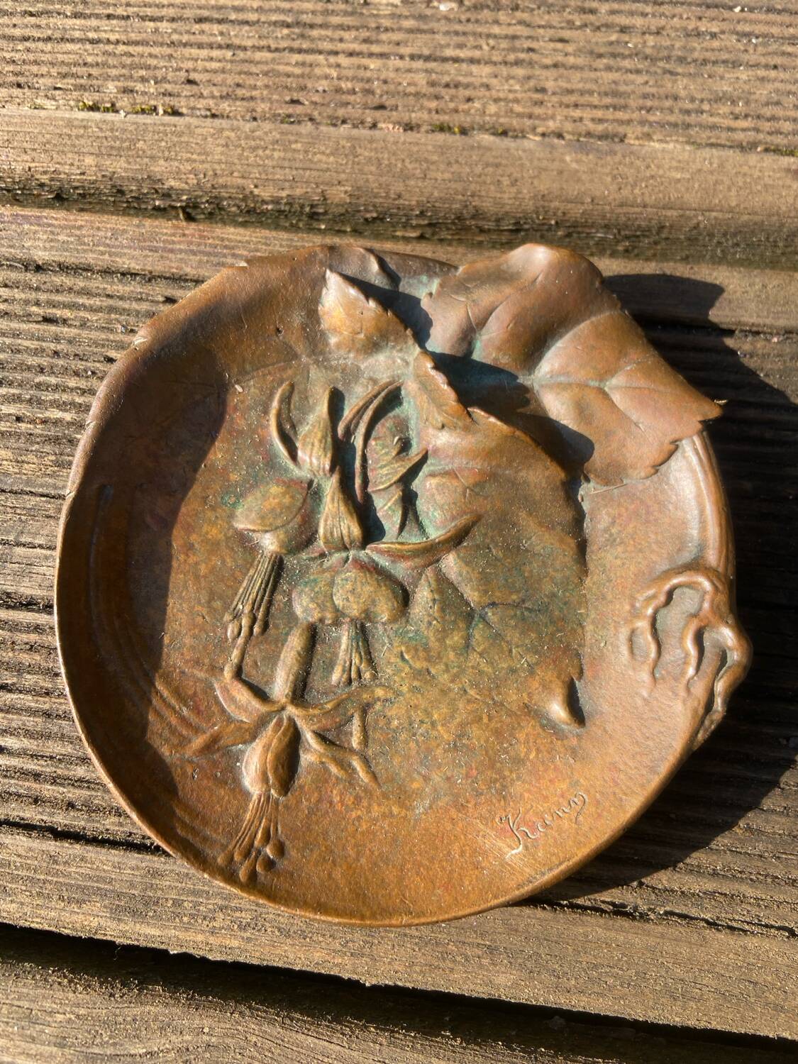 Art Nouveau bronze catchall/dish signed Leon Kann.