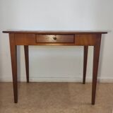 Spindle leg desk
