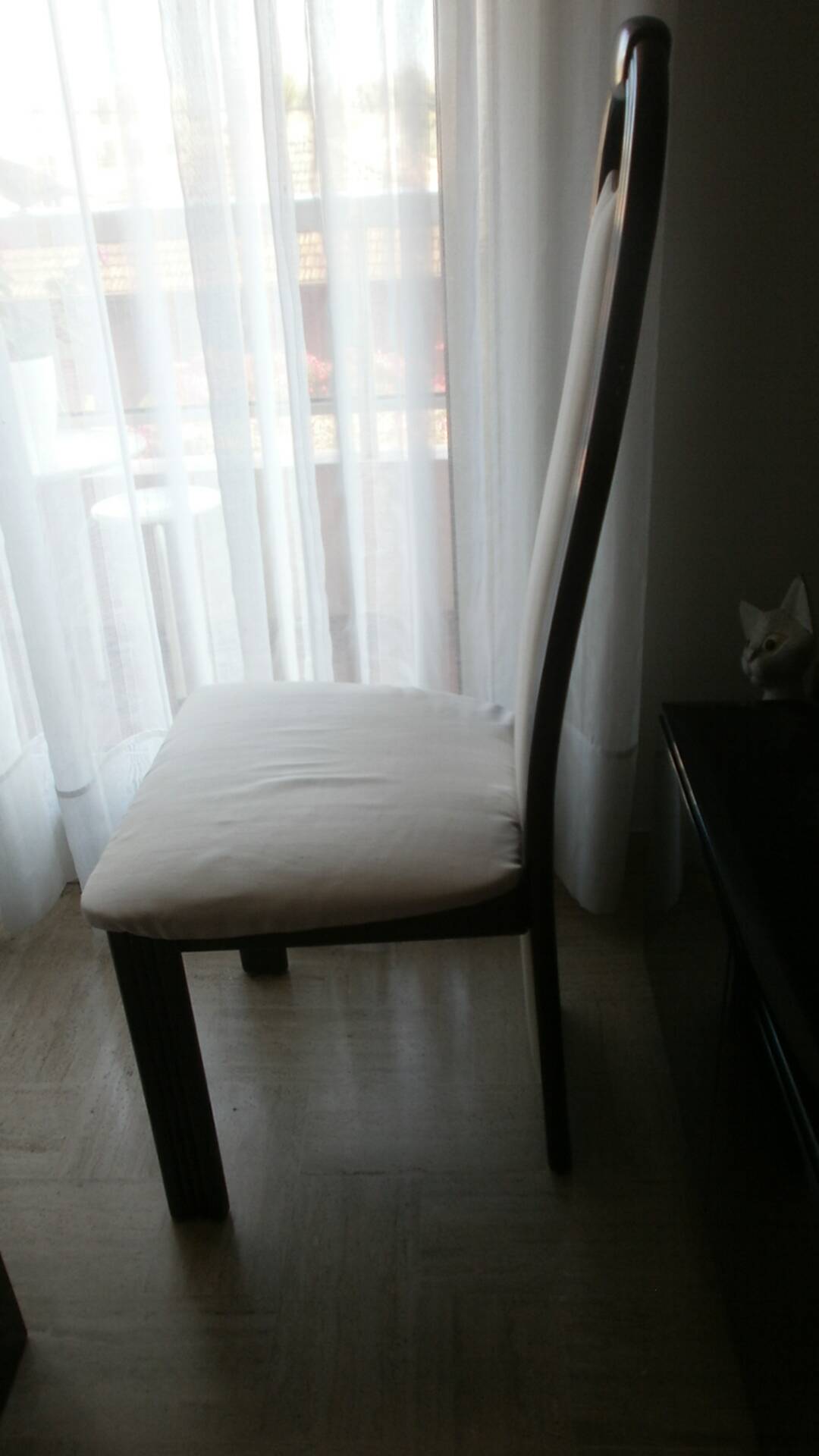 4 chaises contemporaines