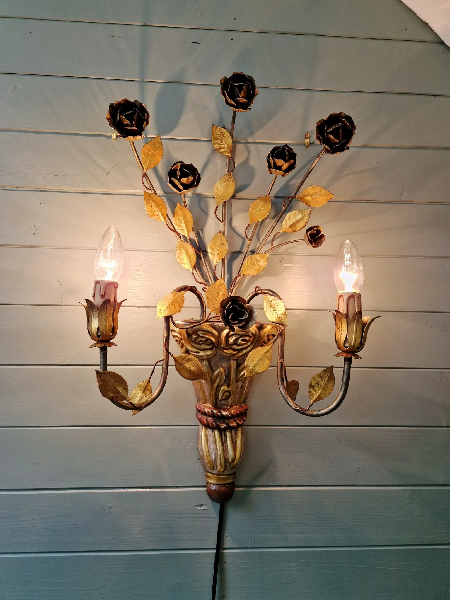 Large Florentine wall sconce, Hollywood Regency, 1960-70.