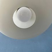 Suspension en verre opalin (style Philips) - Louis Kalff