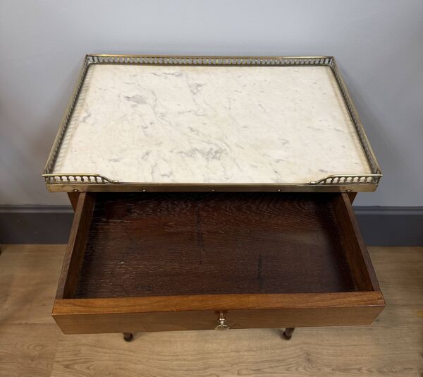 Petite desserte en acajou de style Louis XVI