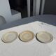 3 assiettes en grès beige