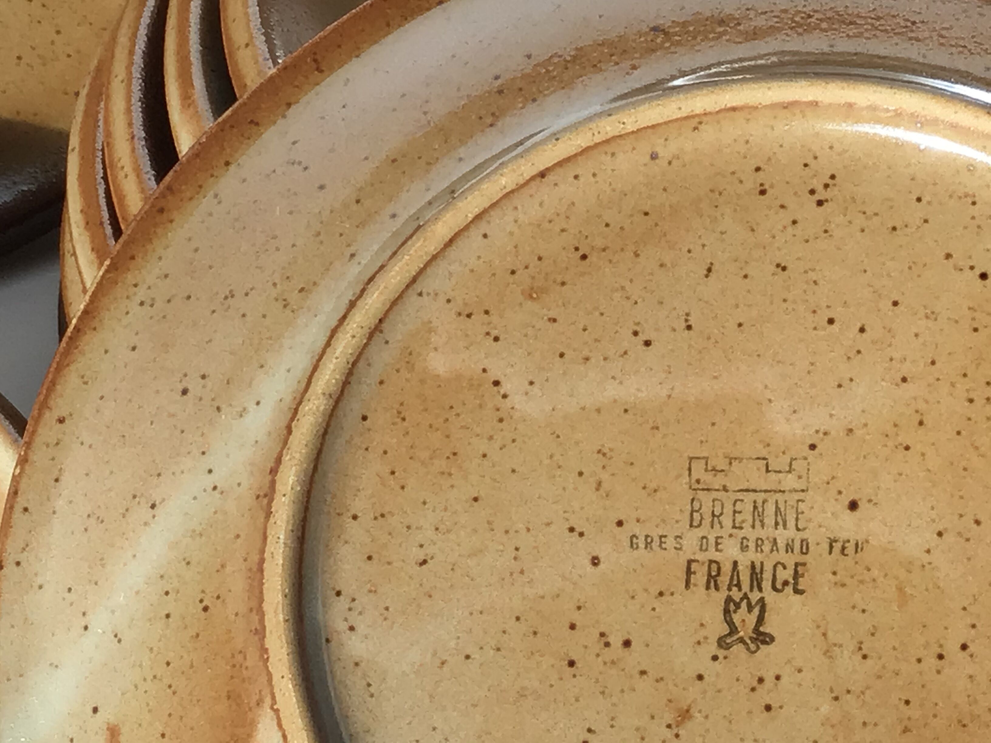 11 Dessert plates Brenne, speckled with caramel