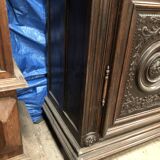 Armoire ancienne Louis XIII en noyer massif avec ses portes sculptées