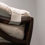Fauteuil en tissu beige 70s vintage moderne