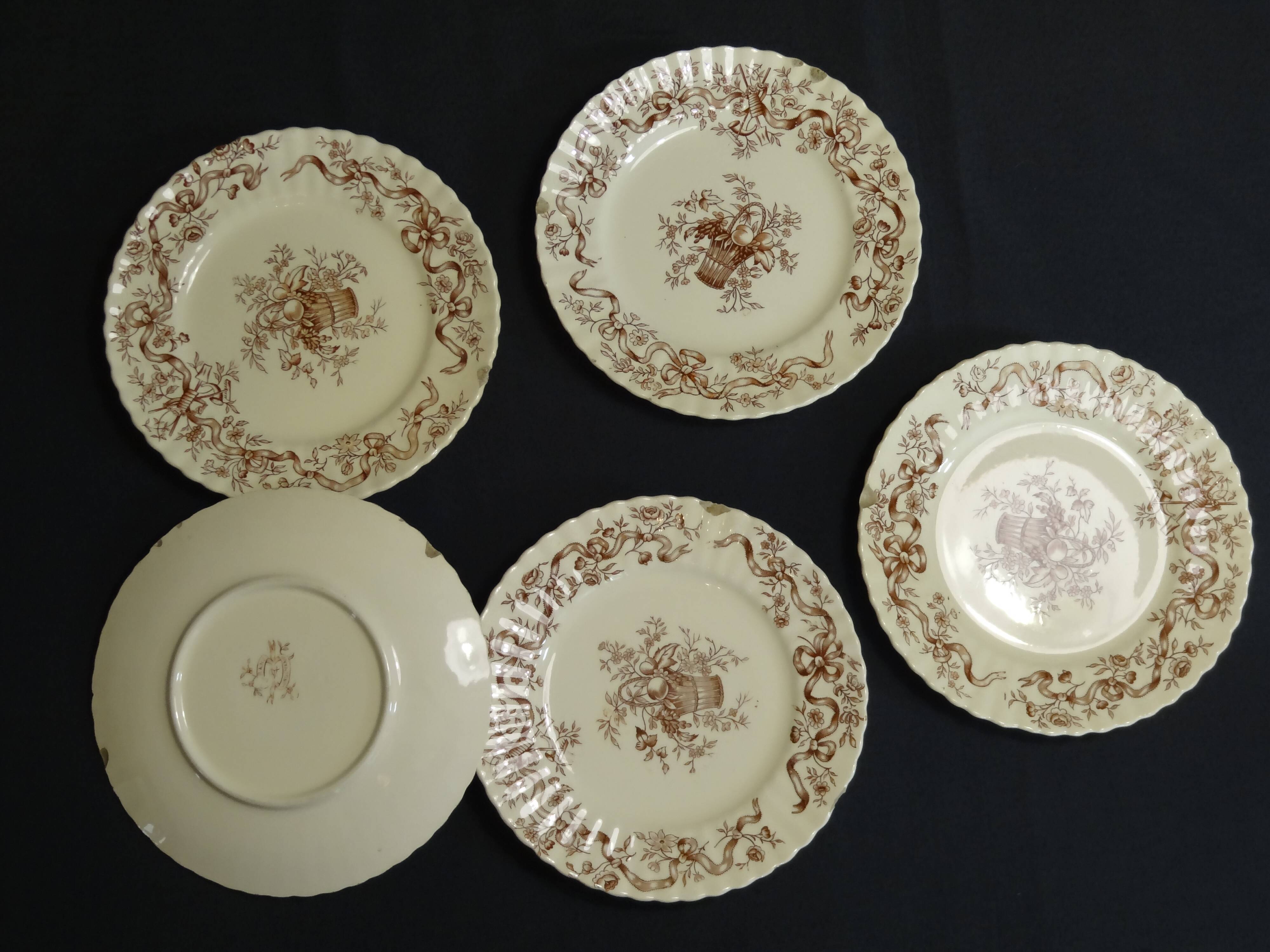 12 assiettes à dessert en faïence terre de fer, modèle rubans de chez longchamp