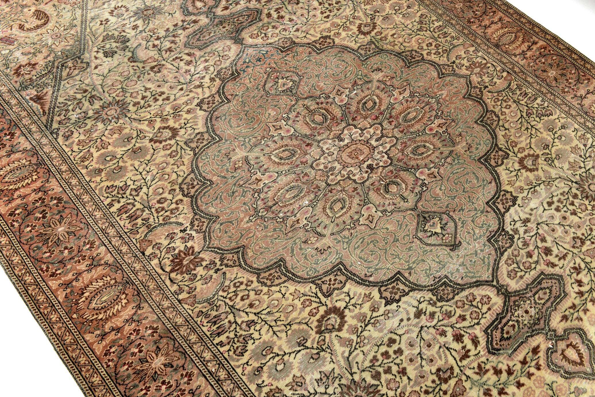 6x8 Madallion Pattern Cream & Salmon Persian Rug, 196x260Cm