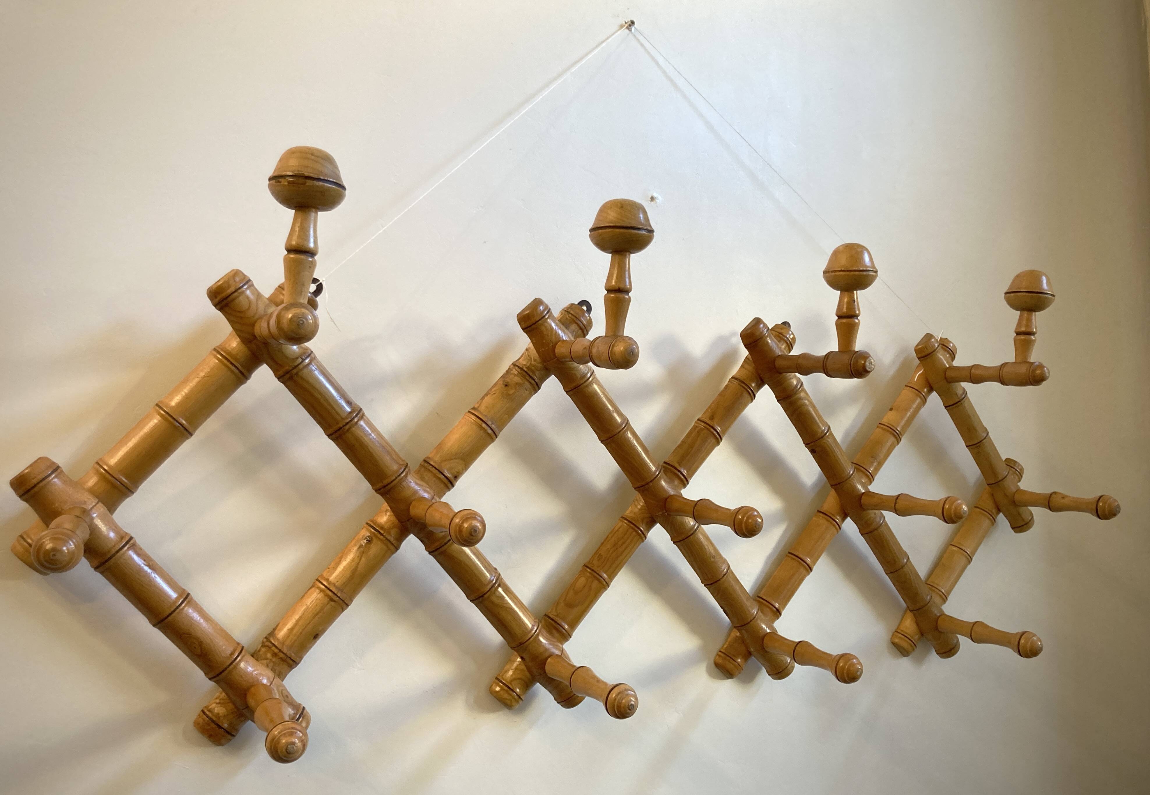 Porte-manteau ancien à 13 patères