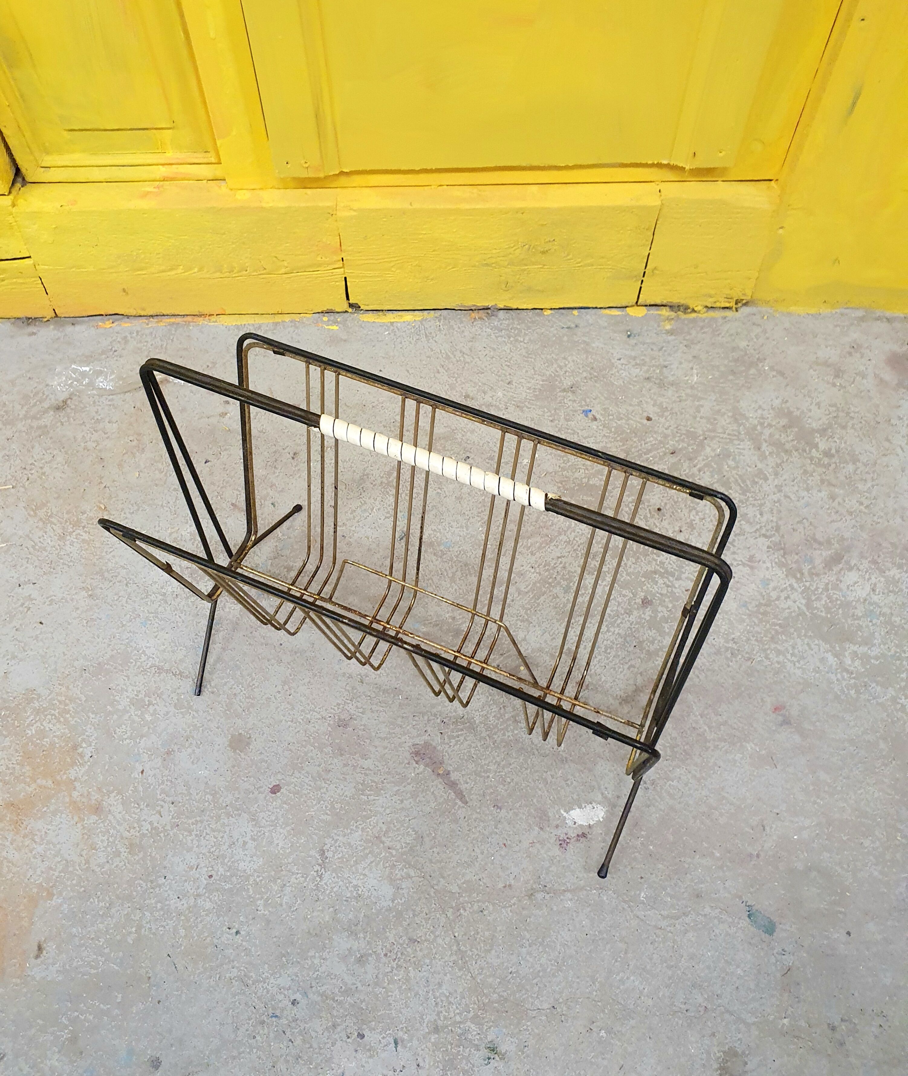 Scoubidou magazines rack