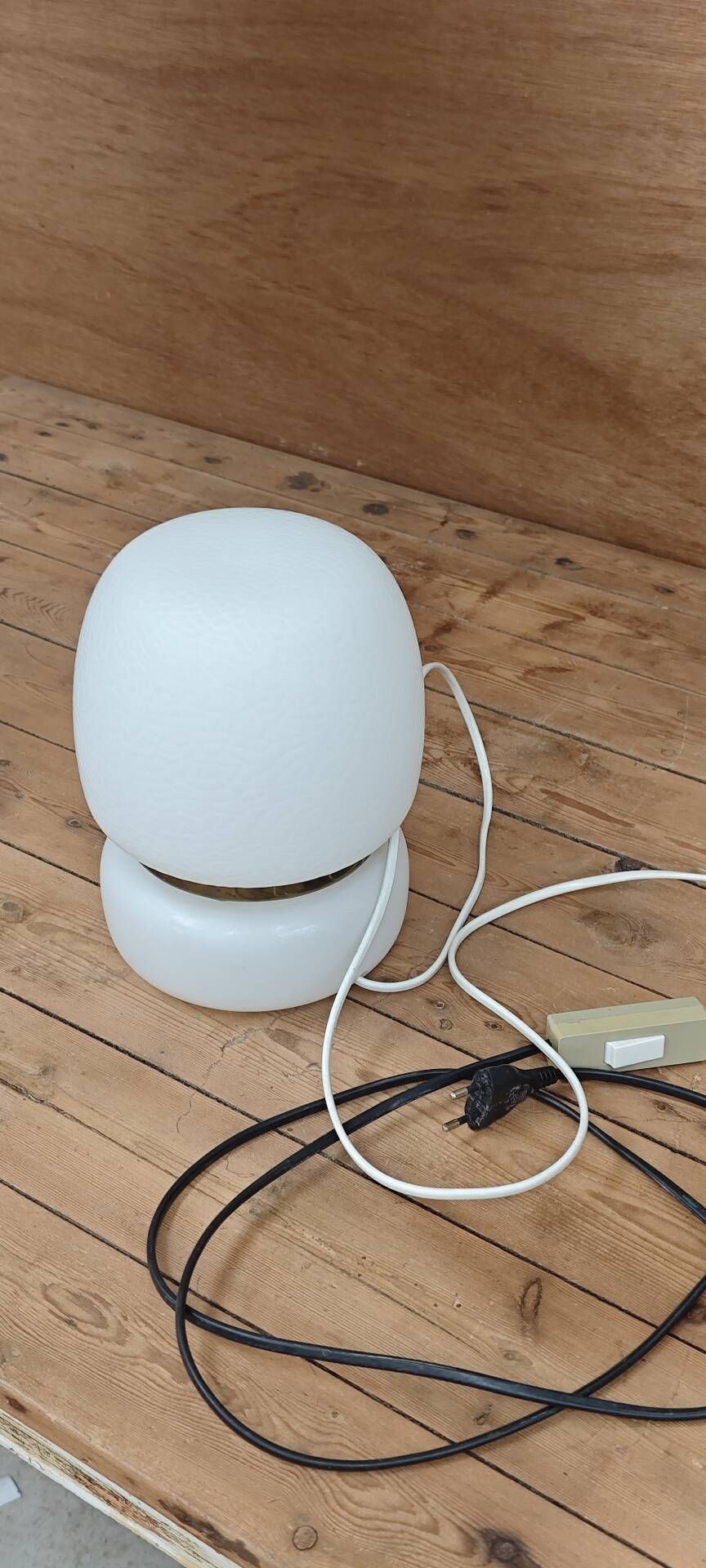 Lampe a poser tchèque en opaline blanche et laiton 1960
