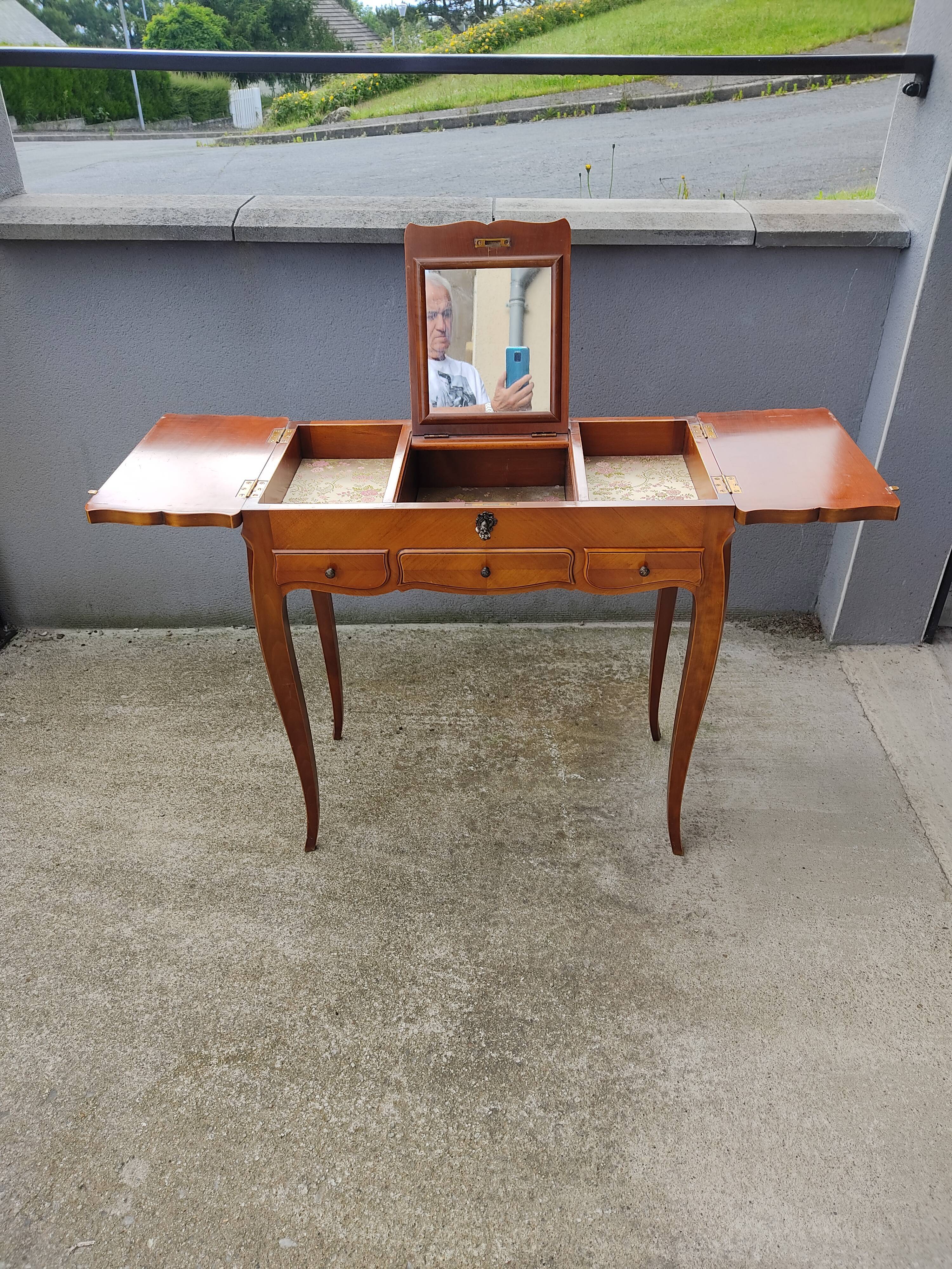 1950s tackle hairdresser with 3 drawers