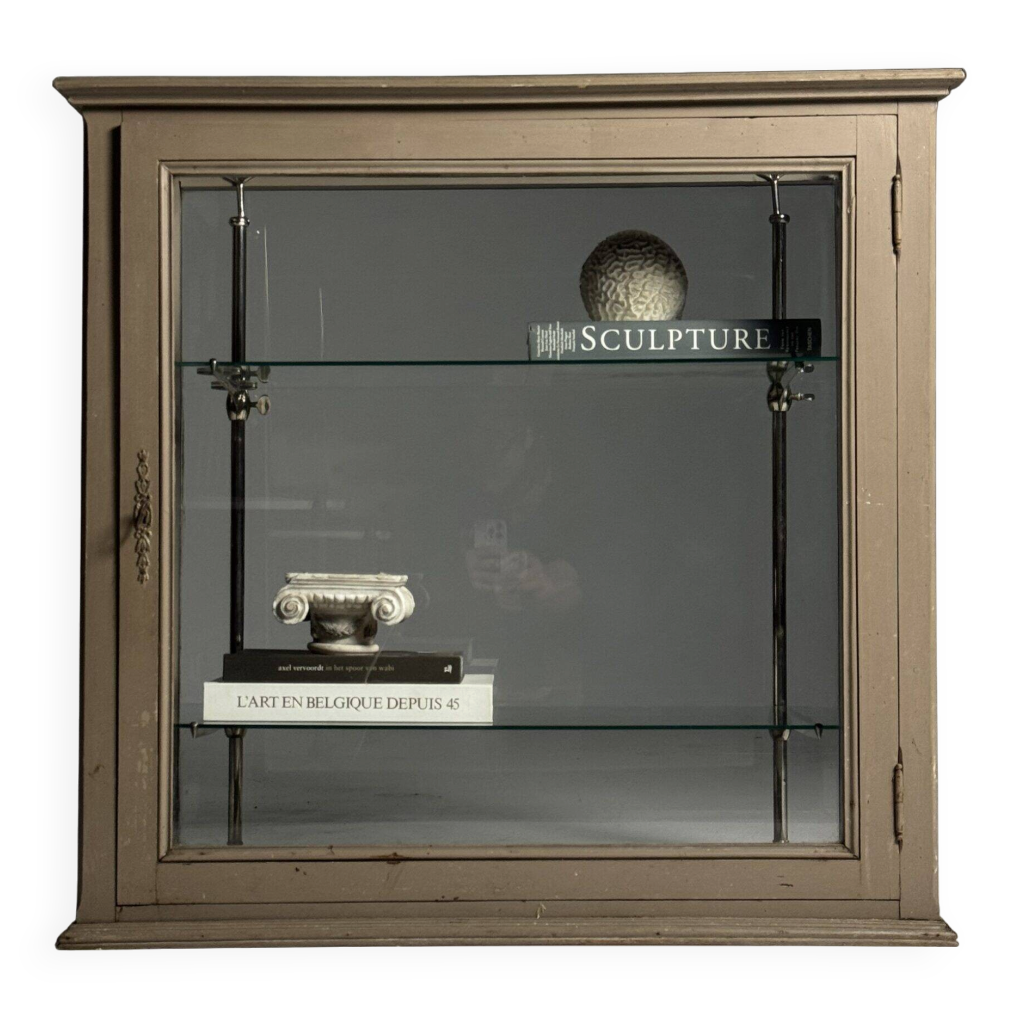 Vitrine française du début du 20e siècle grise