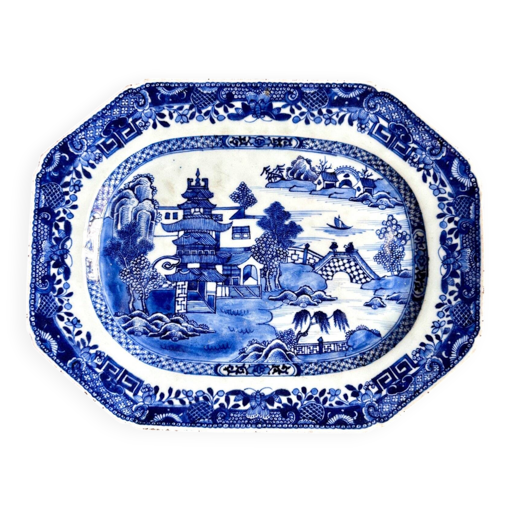 Octagonal dish in hand-painted porcelain, 18th century.