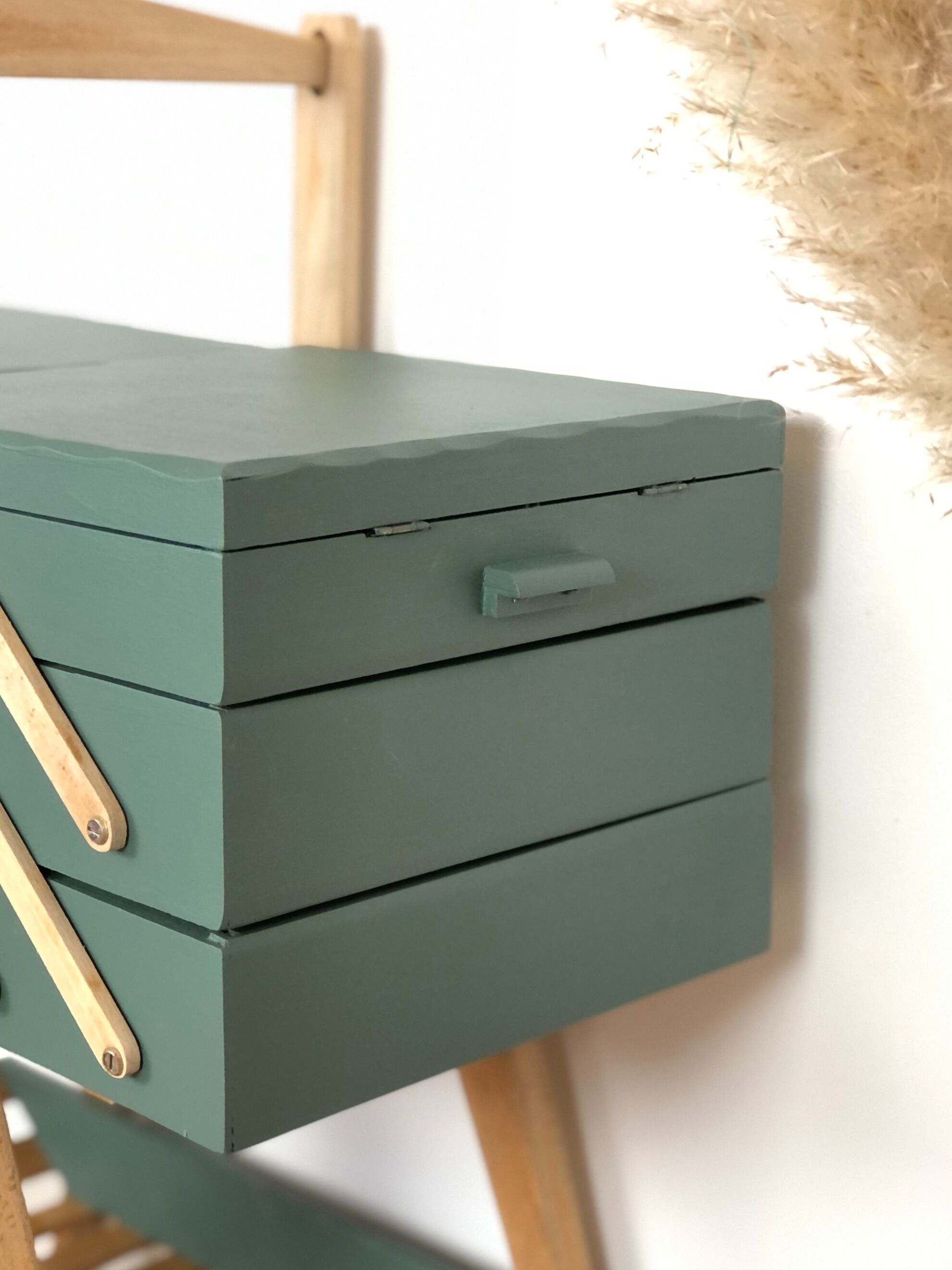 Vintage worker with compass feet revisited