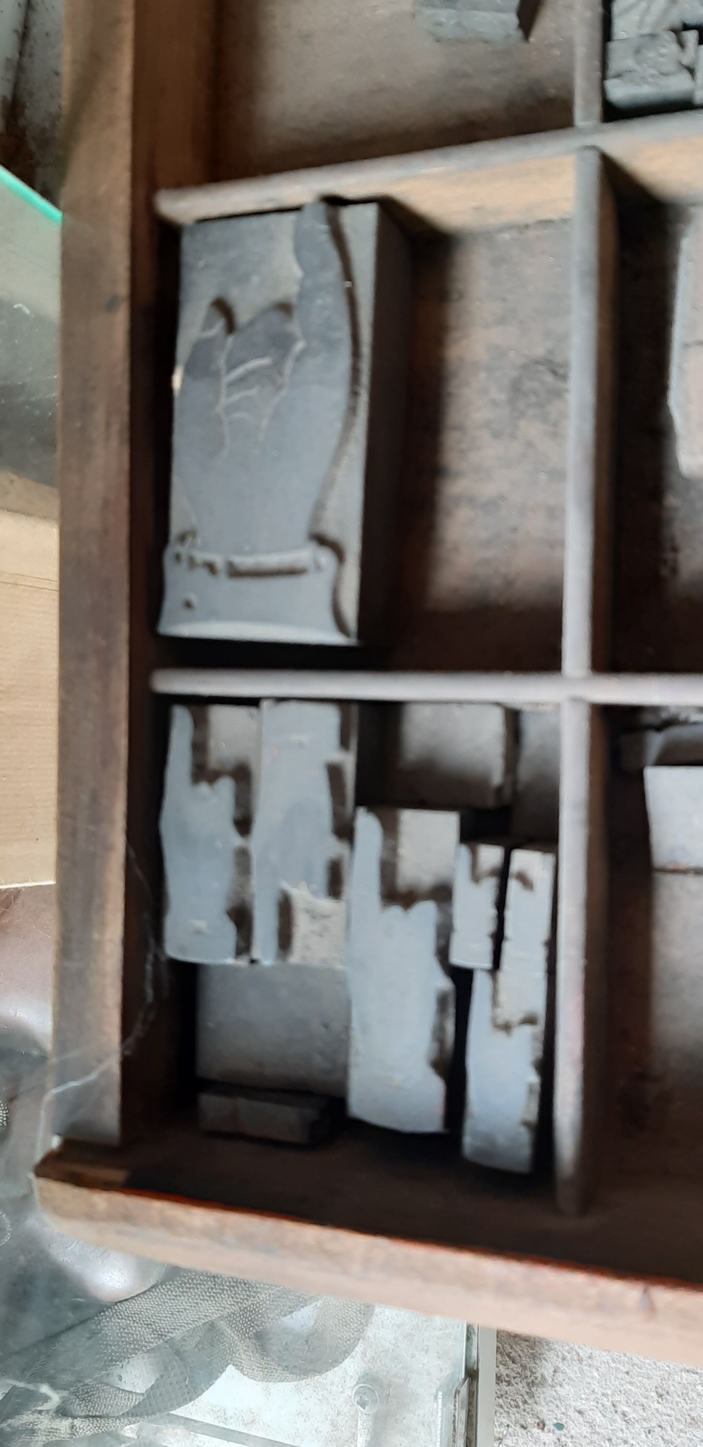 Printing cabinet 16 drawers with these lead letters