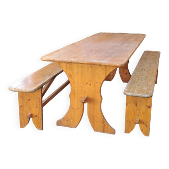 Inn table and benches