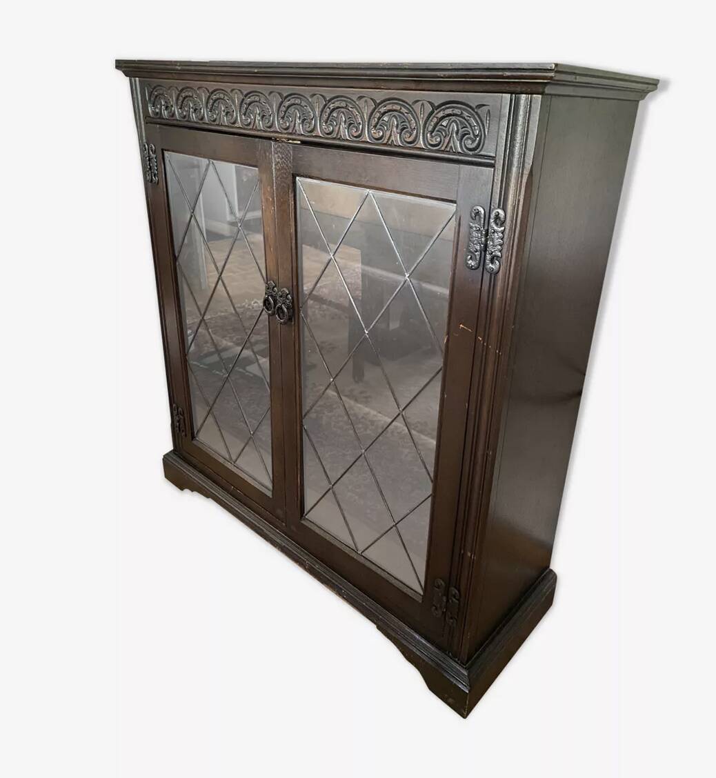 Display cabinet with shelves